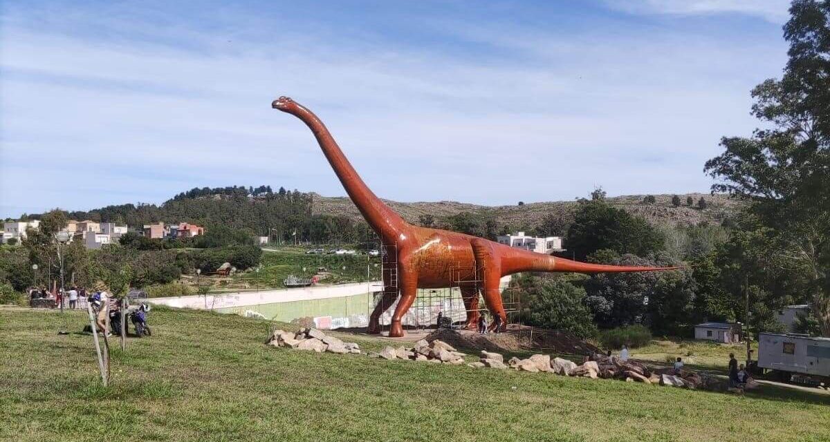 Un Argentinosaurio de diez toneladas llega al Parque del Origen para celebrar el bicentenario de la ciudad