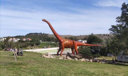 Un Argentinosaurio de diez toneladas llega al Parque del Origen para celebrar el bicentenario de la ciudad