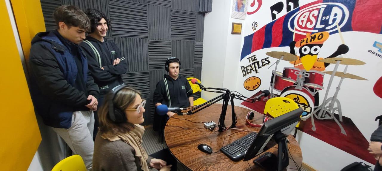 «ESTRELLAS AL AIRE», EL PROYECTO RADIAL QUE BRILLA EN EL COLEGIO ESTRELLA DE BELÉN