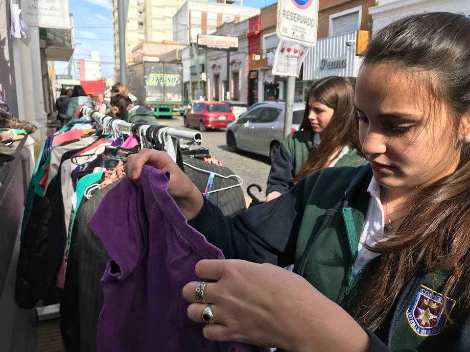 “Arropados”, el perchero solidario del Colegio Estrella de Belén