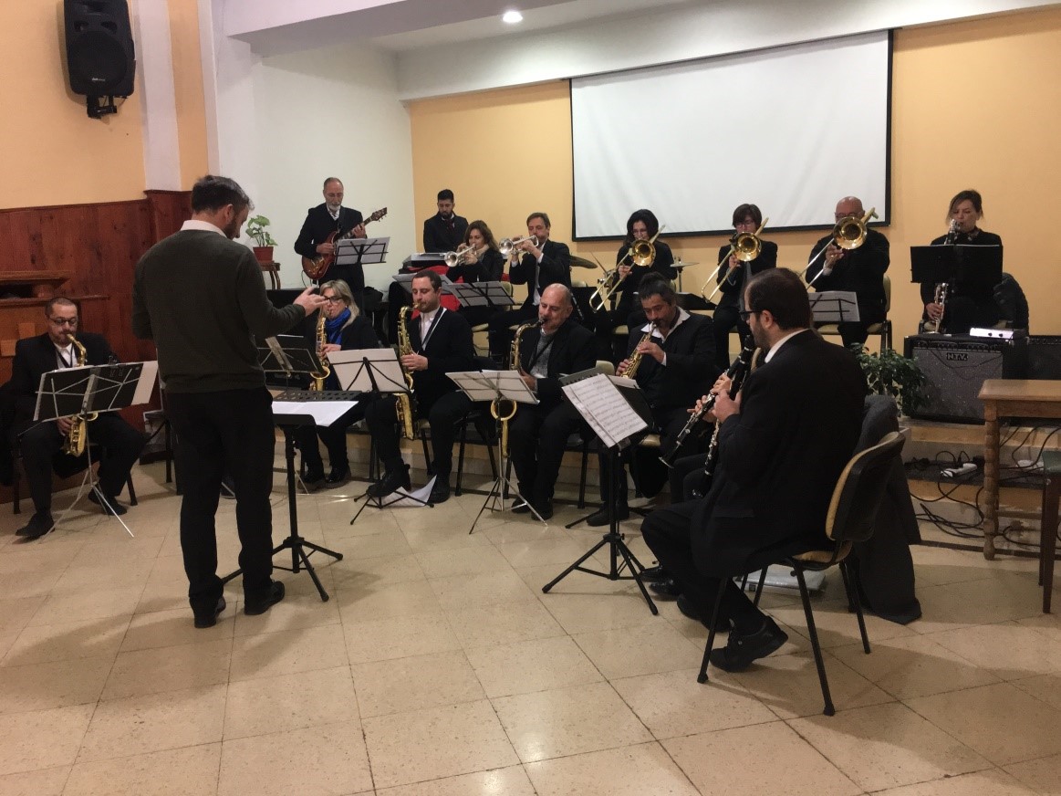 La euforia de los niños ante la Banda Municipal en Estrella de Belén